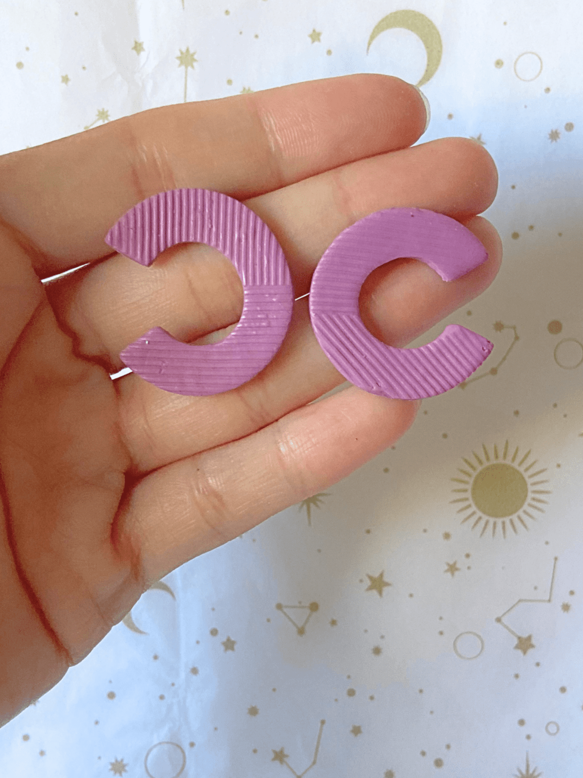 Pendientes Forma 'C' Texturizado Lila - 1