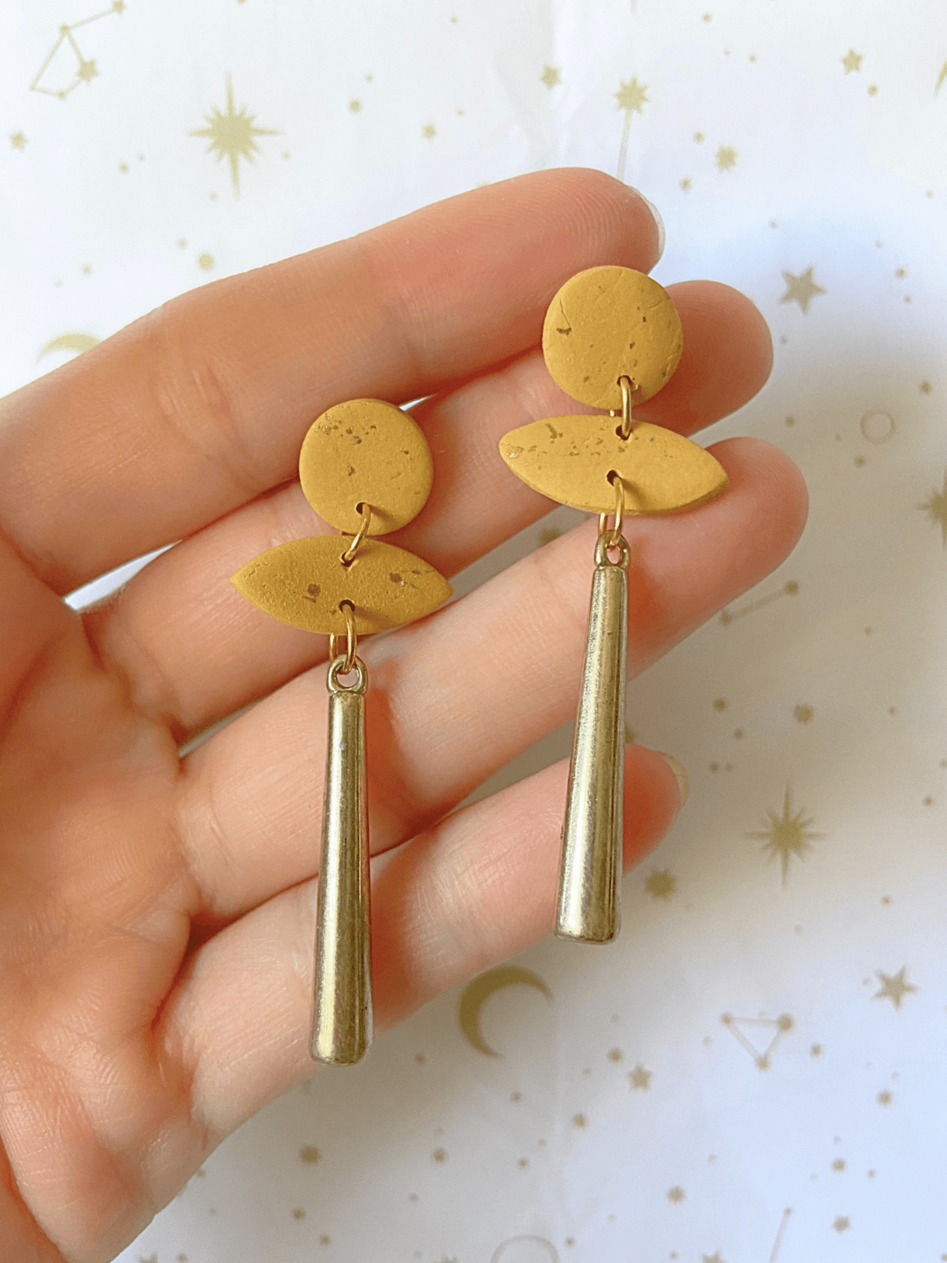 Pendientes "Tótem" en Arcilla Mostaza y Barra Dorada | Estilo Minimalista - 1