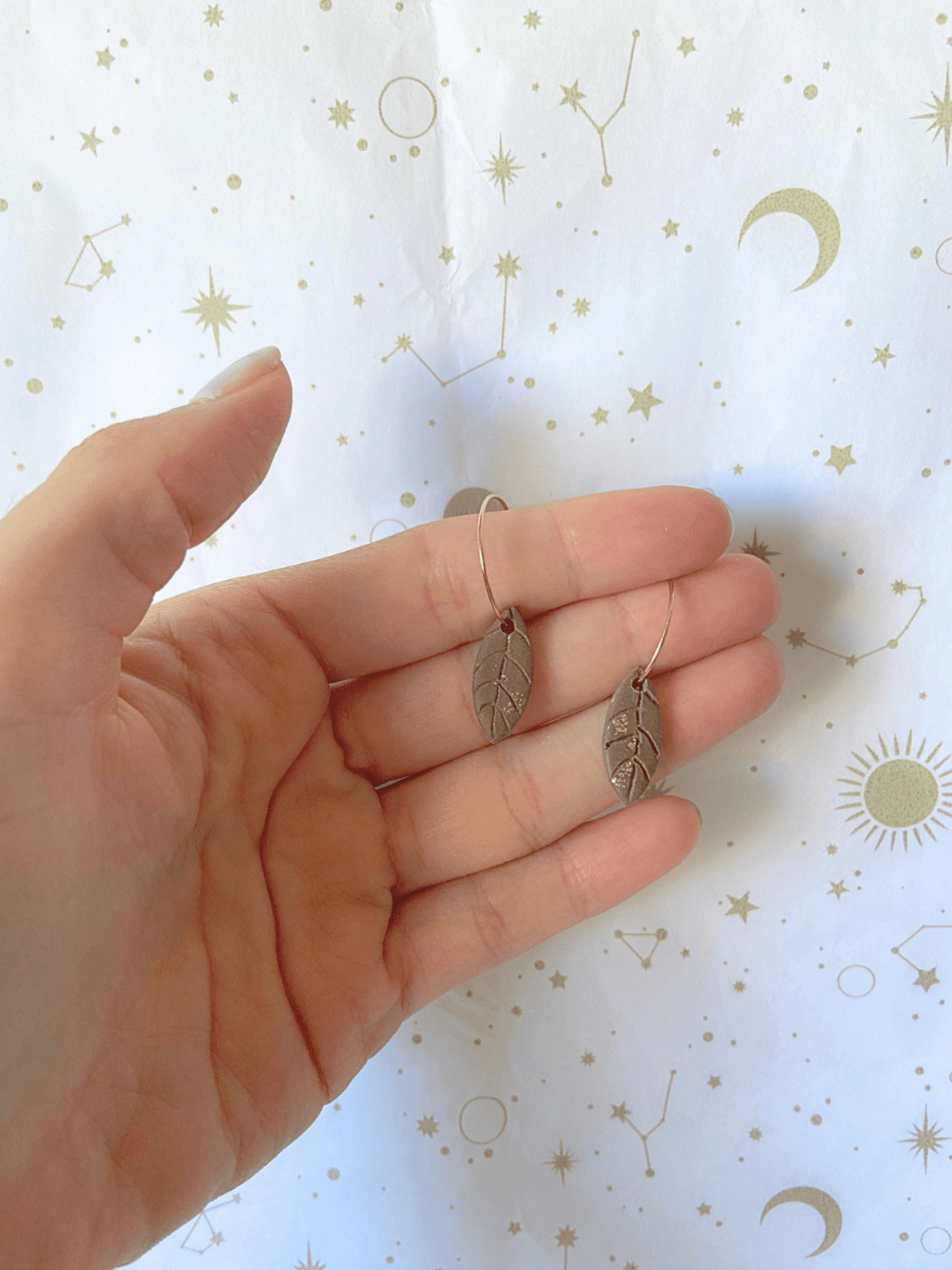 Pendientes de Aro "Hoja de Otoño" | Arcilla Grabada Estilo Nature - 1